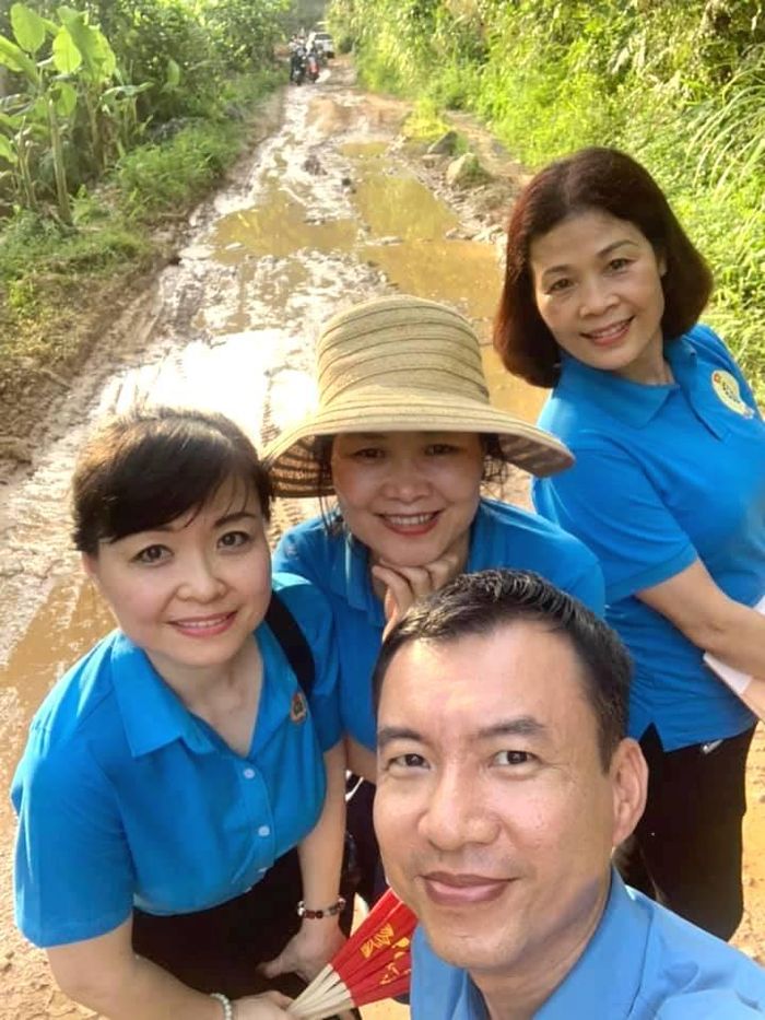 Mặc cho trời nắng như thiêu như đốt nhưng con đường lại lầy lội bùn đất