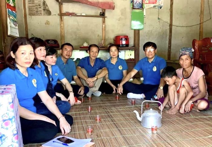 Uống tạm cốc nước chè trong ngôi nhà trống tuềnh toàng không có vật gì đáng giá khiến cảm giác của mỗi cán bộ công đoàn thêm xót xa