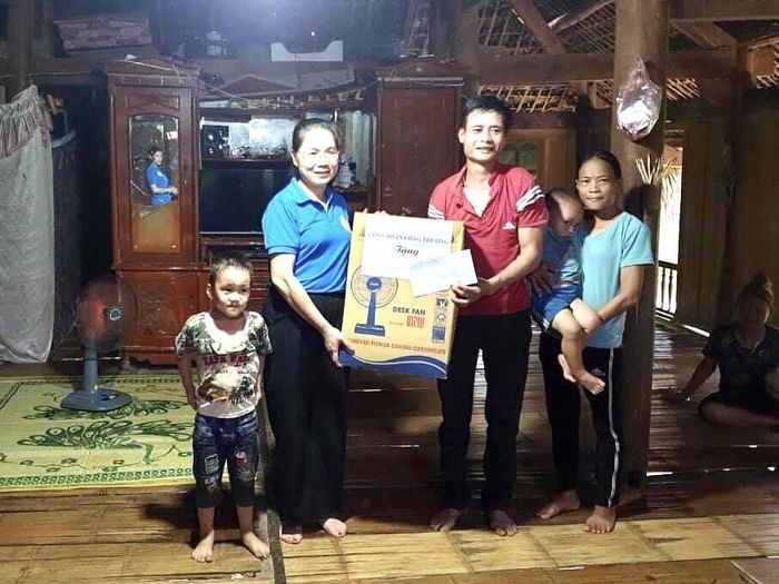 Từ nay gia đình anh Nguyễn Văn Hiền - Đội 1, Công ty Lâm nghiệp Cầu Ham đã có thêm chiếc quạt điện. Ngọn gió từ chiếc quạt này sẽ càng mát hơn bởi nó là sự cảm thông chia sẻ của các cấp công đoàn với nỗi khó khăn của người lao động