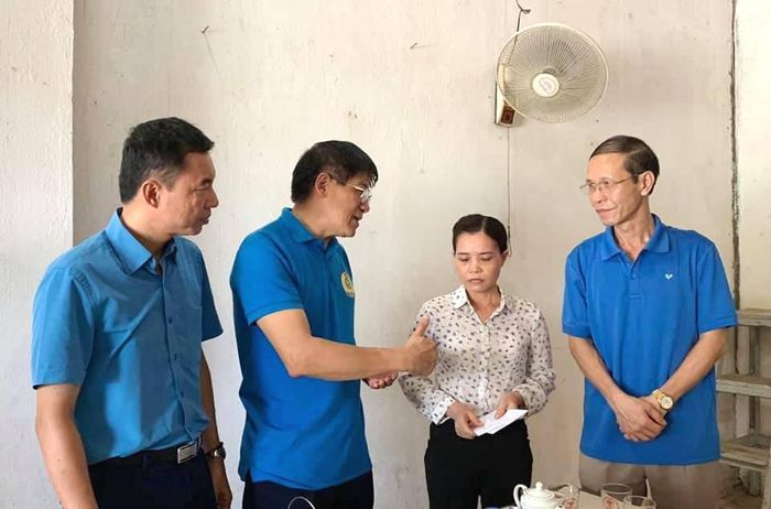 Phó Chủ tịch Công đoàn Công Thương Việt Nam Vũ Trường Sơn và Chủ tịch Công đoàn TCT Giấy Việt Nam Nguyễn Xinh chia sẻ với vợ của công nhân Thiều Tiến Hùng, Đội 1 Công ty Lâm nghiệp Ngòi Sảo. Anh Hùng mới mất vì tai nạn giao thông trên đường đi tập Dân quân tự vệ của đơn vị