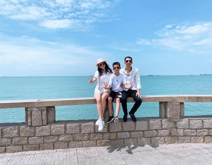 Ca sĩ Hải Yến hạnh phúc bên chồng và con trai.