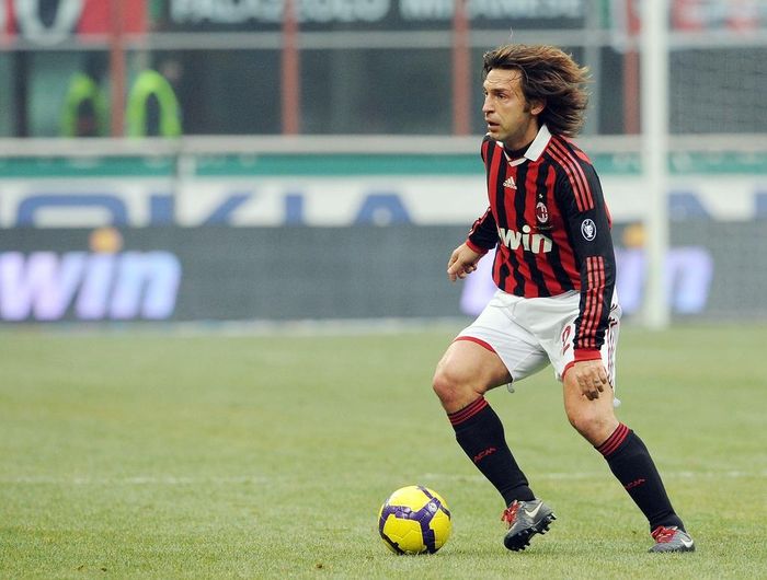 Andrea Pirlo từng thi đấu cho 3 CLB kình địch ở Serie A gồm Inter Milan, AC Milan cùng Juventus. Thế nhưng, cổ động viên chưa bao giờ chỉ trích, dè bỉu “sự phản bội” của anh. Sau thời gian không được trọng dụng ở Inter, Pirlo đầu quân cho AC Milan. Trong màu áo “Rossoneri”, cựu sao Italy dần khẳng định bản thân và trở thành tiền vệ xuất sắc thế giới.