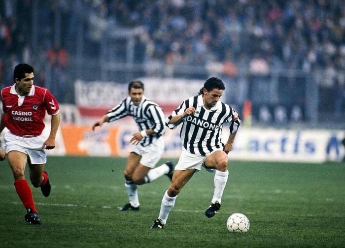 Roberto Baggio chẳng khác nào cái gai trong mắt cổ động viên Fiorentina khi chuyển đến khoác áo Juventus vào năm 1990. Danh thủ người Italy thậm chí bị chỉ trích là kẻ hám tiền và gây nên sự hỗn loạn ở thành phố Florence. Tại thành Turin, Roberto Baggio vươn tầm thế giới, giành Quả bóng Vàng năm 1993 và trở thành huyền thoại của “Bà đầm già”.