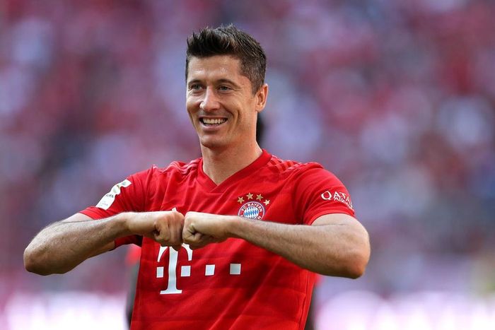 Robert Lewandowski gia nhập Dortmund năm 2010 khi còn là ngôi sao chưa mấy tên tuổi. Chỉ sau 1 mùa khoác áo CLB vùng Ruhr, chân sút Ba Lan dần khẳng định đẳng cấp ở vị trí trung phong và trở thành một trong những số 9 hàng đầu thế giới. Đến năm 2014, Lewandowski khiến cổ động viên đội nhà ngỡ ngàng với quyết định chuyển đến khoác áo kình địch Bayern Munich.