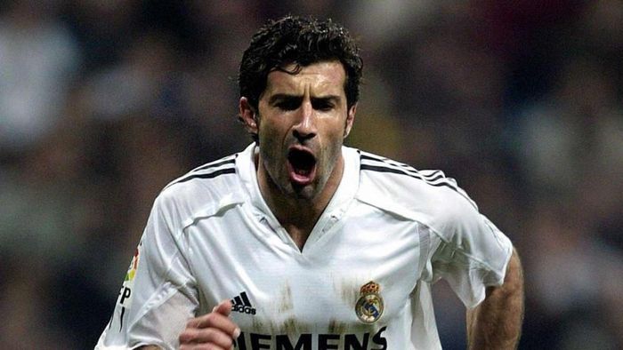 Không thể không nhắc đến cái tên Luis Figo trong danh sách này. Cựu danh thủ người Bồ Đào Nha khiến cả làng túc cầu ngỡ ngàng với quyết định gia nhập Real Madrid từ Barcelona. Tới nay, Figo được xem là “kẻ phản bội” xấu xí nhất trong lịch sử bóng đá thế giới.