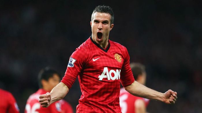 Ở Arsenal, Robin van Persie rất được coi trọng. Cựu sao người Hà Lan gắn bó với "Pháo thủ" suốt 8 năm khó khăn, đồng thời cũng là người đội trưởng tài năng, luôn nỗ lực vì CLB. Thế nhưng, tới năm 2012, Van Persie bất ngờ rời bỏ đại diện bắc London và gia nhập kình địch Manchester United. Điều này khiến người hâm mộ Arsenal rất phẫn nộ, chỉ trích cựu tiền đạo 36 tuổi là “Judas”.