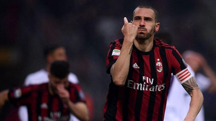 Leonardo Bonucci bất ngờ chuyển đến khoác áo AC Milan hè 2017. Thời điểm đó, cổ động viên giới túc cầu đều không tin ngôi sao Italy đưa ra quyết định như vậy. Ít nhất, Bonucci đang là đội trưởng của Juventus và liên tục cùng CLB thống trị Serie A. Thế nhưng, chỉ sau 1 năm thi đấu cho AC Milan, trung vệ số 19 lại trở về khoác áo “Bà đầm già”.