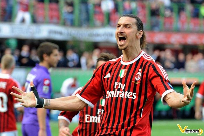 Ibrahimovic đã chinh chiến ở nhiều đấu trường khác nhau và luôn biết cách tạo nên khác biệt. Tại Serie A, cựu sao Man United từng khoác áo cả 3 ông lớn Juventus, Inter Milan và AC Milan. Thế nhưng, giống Pirlo, tiền đạo Thụy Điển lại nhận được sự tôn trọng từ cộng đồng cổ động viên.