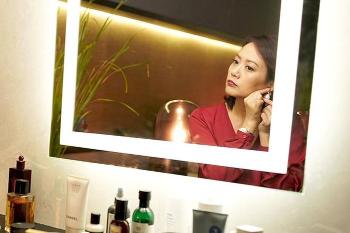 Sắm vai một phụ nữ thành đạt trong “Tiệc trăng máu”, diễn viên Hồng Ánh mang đôi khuyên tai kim cương trị giá 300 triệu đồng