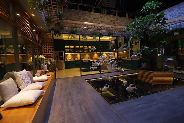 Bối cảnh được ê-kíp “Tiệc trăng máu” xây dựng hoành tráng và sang trọng như một căn penthouse cao cấp
