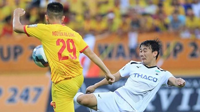 Minh Vương (trắng) và Hạ Long - 2 cầu thủ tạo ra trận cầu hay bậc nhất V-League 2019 ở sân Thiên Trường. Ảnh: VPF
