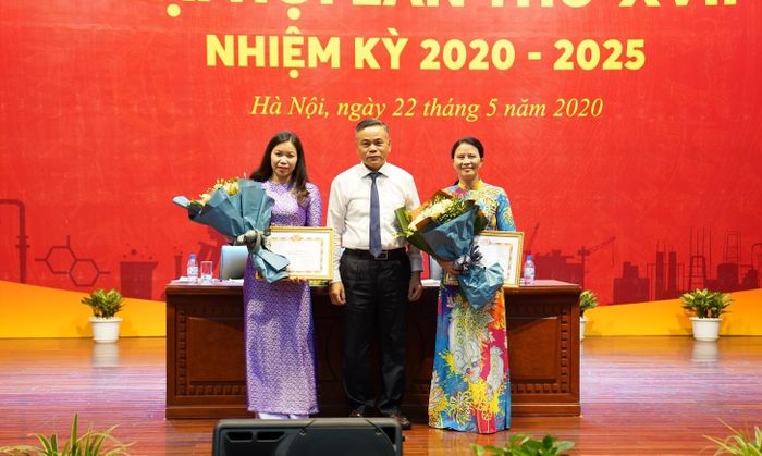 Đồng chí Trần Mạnh Tuấn - Phó Chủ nhiệm Ủy ban Kiểm tra Đảng ủy Khối DNTW trao Giấy khen cho các tập thể (Chi bộ Nghiệp vụ và Chi bộ An toàn Môi trường) có thành tích xuất sắc trong nhiệm kỳ 2015 - 2020.
