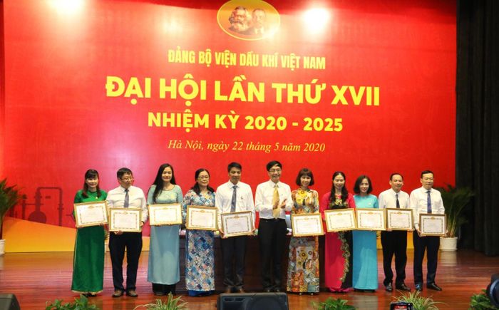 Đồng chí Trần Quang Dũng - Ủy viên Ban Thường vụ Đảng ủy, Trưởng Ban Truyền thông và Văn hóa Doanh nghiệp Tập đoàn trao Giấy khen cho các đảng viên có thành tích xuất sắc trong công tác nhiệm kỳ 2015 - 2020.