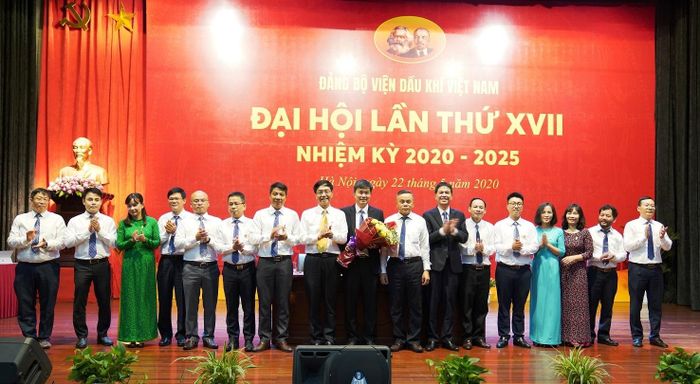Lãnh đạo Đảng ủy Khối DNTW và PVN chúc mừng các đồng chí được bầu vào Ban Chấp hành Đảng bộ VPI nhiệm kỳ 2020 - 2025.