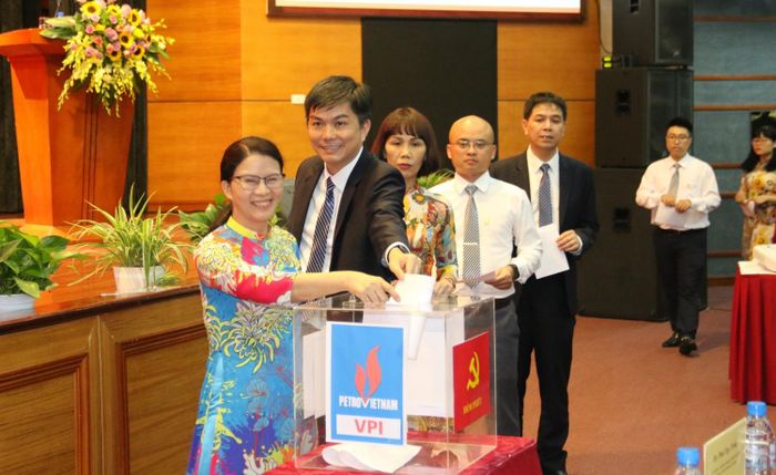 Các đại biểu bỏ phiếu bầu Ban Chấp hành Đảng bộ VPI nhiệm kỳ 2020 - 2025.