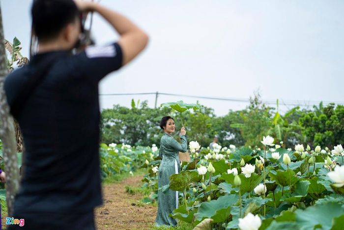  Chị Nguyệt (Thanh Oai) cho hay: “Chúng tôi rủ nhau đi chụp theo nhóm, nhà gần cách có vài bước chân nên chuẩn bị không quá phức tạp, trang phục mượn được và tự trang điểm cho nhau, hẹn được ngày là chúng tôi triển khai đi luôn”. 