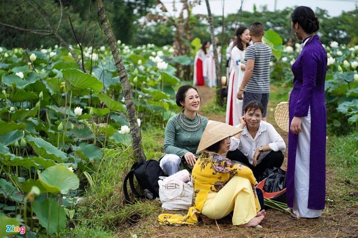  Nói về ý thức của người đến chụp ảnh tại đầm sen, anh Thọ cho biết: “Khách đến đây tuy đông nhưng chưa xảy ra tình trạng chen lấn, xô đẩy. Trung bình một ngày lượng khách tới khoảng 20-30 người, cuối tuần là 40-50 người”. 