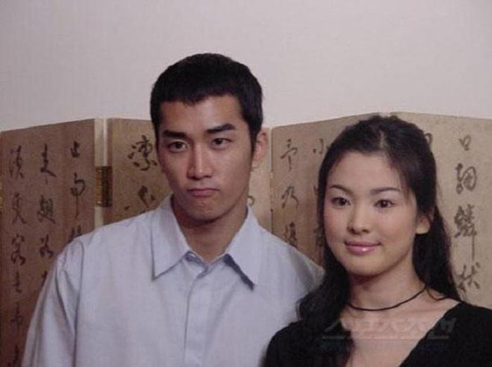  Nhớ lại những ngày đầu bước chân vào showbiz của Song Hye Kyo, khán giả chưa quên hình ảnh nữ diễn viên tròn trịa, nặng gần 70 kg. Kyo cũng nhiều lần chia sẻ cô thuộc tạng người dễ tăng cân nên khá ám ảnh với cân nặng. Nữ diễn viên cho hay cô "trung thành" với đậu phụ, món ăn quen thuộc của Hàn Quốc, đơn giản và dễ chế biến để giảm và duy trì cân nặng. 