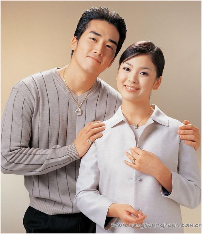  Song Hye Kyo cách đây 20 năm có thân hình khá đầy đặn so với hiện tại. Tuy nhiên, đa số khán giả nhận xét rằng ở độ tuổi nào, nàng Song cũng có nhan sắc xinh đẹp tự nhiên đáng ngưỡng mộ. Đây được coi như một trong các yếu tố khiến những bộ phim cô tham gia thường có thành công nhất định. 