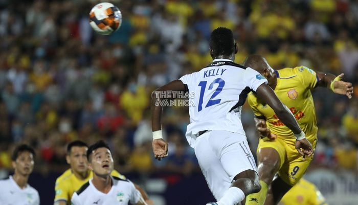Thiếu vắng Memovic, Kelly (12) được bố trí chơi trung vệ nhưng anh đã không hoàn thành nhiệm vụ, nhất là ở tình huống Rafaelson ghi bàn mở tỷ số, khi Kelly tuy đứng ngay cạnh nhưng lại để Rafaelson ung dung bật nhảy đánh đầu