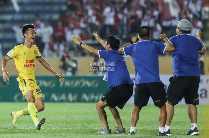 Hay Mai Xuân Quyết với bàn nâng tỷ số lên 2-0