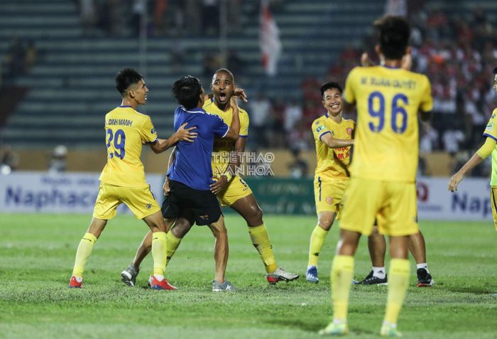 Những người lập công cho Nam Định thay Merlo là Rafaelson với bàn mở tỷ số