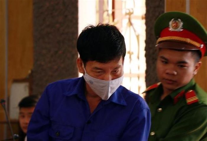 Bị cáo Trần Văn Điện (nguyên cán bộ Trường Tiểu học và Trung học Cơ sở Chiềng Cơi, thành phố Sơn La) bị đề nghị mức án 12-13 năm tù về tội “Đưa hối lộ”.