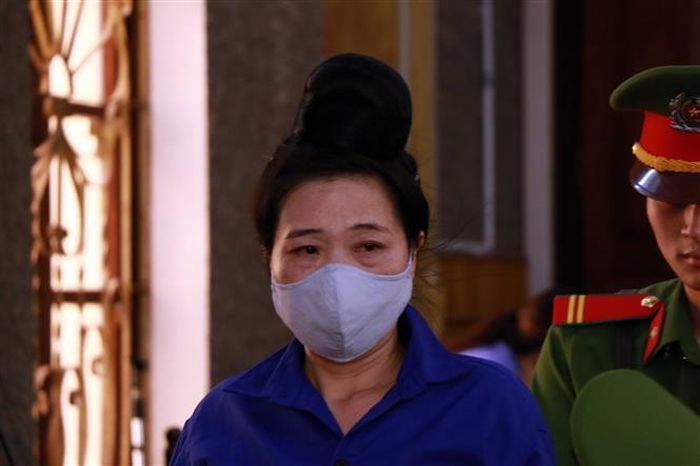 Bị cáo Lò Thị Trường (lao động tự do, thành phố Sơn La) bị đề nghị mức án 2-3 năm tù về tội “Đưa hối lộ”.