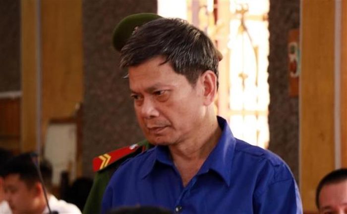 Bị cáo Lò Văn Huynh (nguyên Trưởng phòng Khảo thí và Quản lý chất lượng giáo dục, Sở Giáo dục và Đào tạo tỉnh Sơn La) bị đề nghị mức án 17-18 năm tù về tội “Nhận hối lộ” và 6-7 năm tù về tội "Lợi dụng chức vụ, quyền hạn trong thi hành công vụ". Tổng hợp hình phạt đối với bị cáo Huynh từ 23-25 năm tù.