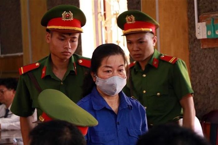 Bị cáo Cầm Thị Bun Sọn (nguyên Phó Trưởng phòng Chính trị tư tưởng, Sở Giáo dục và Đào tạo tỉnh Sơn La) bị đề nghị mức án 4-5 năm tù về tội “Nhận hối lộ” và 5-6 năm tù về tội "Lợi dụng chức vụ, quyền hạn trong thi hành công vụ". Tổng hợp hình phạt đối với bị cáo Sọn từ 9-11 năm tù.