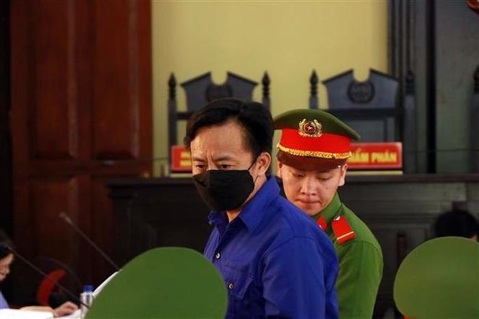 Bị cáo Nguyễn Minh Khoa (nguyên Phó Trưởng phòng An ninh chính trị nội bộ, Công an tỉnh Sơn La) bị đề nghị mức án 12-13 năm tù về tội “Đưa hối lộ”.