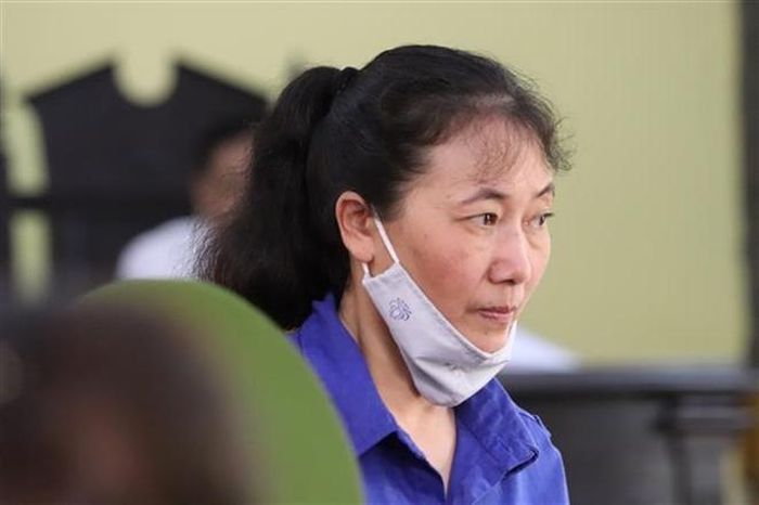 Bị cáo Nguyễn Thị Hồng Nga (nguyên chuyên viên Phòng Khảo thí và Quản lý chất lượng, Sở Giáo dục và Đào tạo tỉnh Sơn La) bị đề nghị mức án 16-17 năm tù về tội “Nhận hối lộ” và 7-8 năm tù về tội "Lợi dụng chức vụ, quyền hạn trong thi hành công vụ". Tổng hợp hình phạt đối với bị cáo Nga từ 23-25 năm tù.