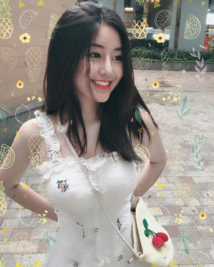 Gương mặt xinh xắn của Ngọc Trân từng được báo Hàn, báo Trung ca ngợi là không góc chết, đặc biệt, sống mũi cao và thẳng đẹp hơn ‘phẫu thuật thẩm mỹ’ của hot girl 10X luôn là ao ước của rất nhiều cô nàng.