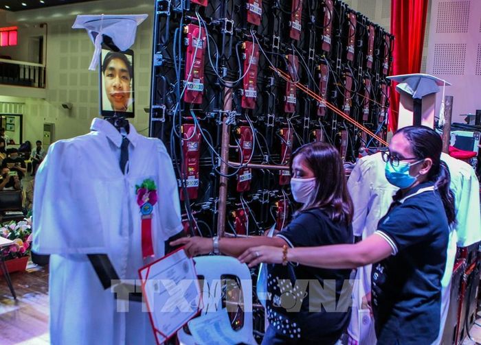 Giáo viên đeo khẩu trang trong buổi lễ trao bằng tốt nghiệp của trường trung học ở Manila, Philippines, ngày 22/5/2020. Ảnh: THX/TTXVN