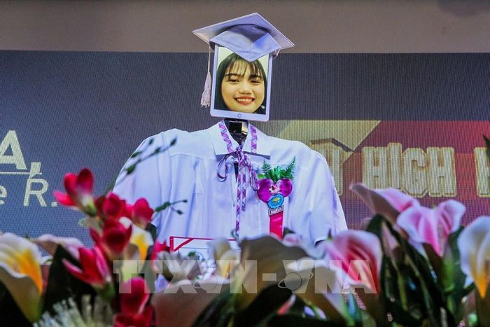 Robot với máy tính bảng hình học sinh trong buổi lễ trao bằng tốt nghiệp đặc biệt của trường trung học ở Manila, Philippines, ngày 22/5/2020. Ảnh: THX/TTXVN
