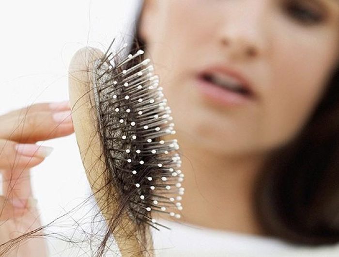  Nguyên nhân là do, hút thuốc ảnh hưởng đến mức bão hòa oxy bình thường, hạn chế các mạch máu trên toàn cơ thể. Trong khi đó, các nang tóc cần một nguồn cung cấp máu tươi để luôn khỏe mạnh. Lưu lượng máu chậm khiến tóc mọc lại khó khăn hơn 