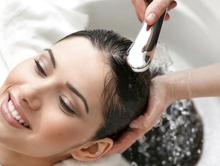  Khi tắm gội, nhiều người thường có thói quen đứng dưới vòi nước và để dòng nước mạnh xối trực tiếp từ đỉnh đầu xuống vì cho rằng, xả thẳng như vậy sẽ giúp tóc sạch hơn 