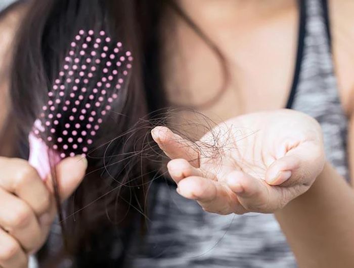  Nhiều người cho rằng, tóc rụng, mỏng là do cơ địa không tốt. Tuy nhiên, điều này không phải lúc nào cũng đúng. Theo các chuyên gia sức khỏe, nguyên nhân gây rụng tóc có thể bắt nguồn từ những thói quen sinh hoạt 