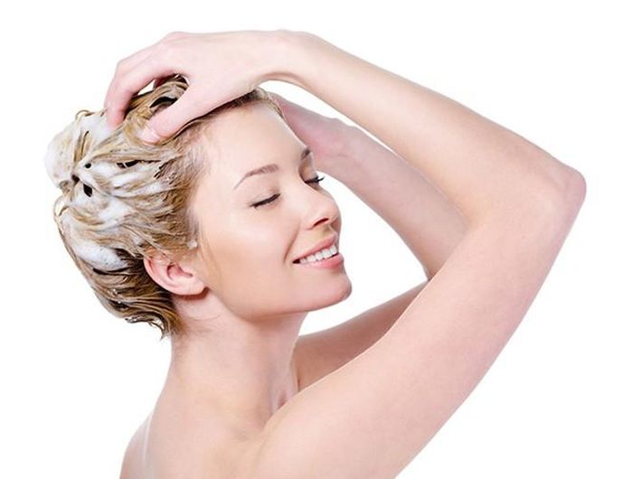  Do đó, tốt nhất, bạn nên gội đầu bằng nước ấm vừa phải, không sử dụng nước quá nóng để giúp mái tóc chắc khỏe và không bị gàu 