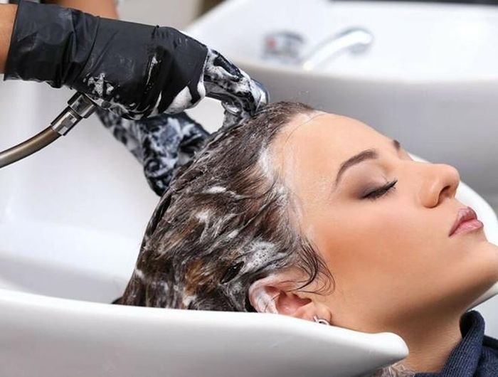  Tuy nhiên, đây là một quan niệm sai lầm. Việc thường xuyên xối nước thẳng vào đầu sẽ khiến phần chân tóc trở nên yếu ớt, dễ gãy rụng, từ đó gây nên hiện tượng rụng tóc, lâu dần, có thể trở thành hói đầu 