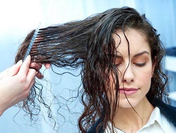  Nguyên nhân là do, khi tóc ướt, các sợi tóc sẽ mềm và dễ đứt gãy hơn bình thường. Nước khiến phần vảy bảo vệ thân tóc trở nên lỏng lẻo 