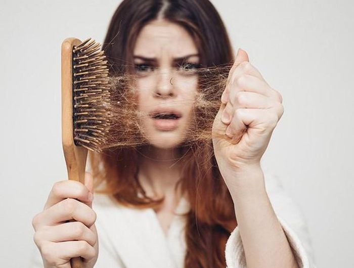 Để bảo vệ mái tóc, tốt nhất khi gội đầu, bạn nên xả nước ra chậu và dùng gáo múc, dội nước nhẹ nhàng lên đầu. Nếu dùng vòi hoa sen, bạn nên điều chỉnh về chế độ nước nhẹ nhất 