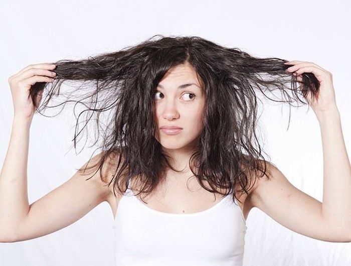  Thói quen gội đầu mỗi ngày có thể làm mất đi lượng dầu tự nhiên của tóc, khiến da đầu trở nên khô, mất nước, tóc yếu, gây nên tình trạng chẻ ngọn hay rụng tóc 