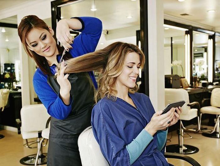  Tuy nhiên, việc thay đổi kiểu tóc buộc bạn phải để tóc của mình tiếp xúc với rất nhiều loại hóa chất khác nhau. Các quá trình hóa học như nhuộm, tẩy, duỗi hay uốn tóc... đều loại bỏ tất cả protein và độ ẩm ra khỏi tóc, khiến tóc mất đi độ đàn hồi vốn có, trở nên giòn và dễ gãy rụng 