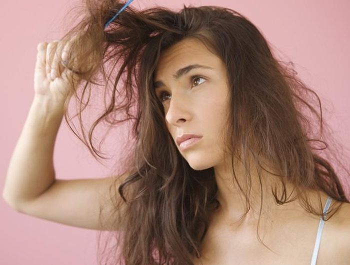  Theo như một nghiên cứu của trang Hair Care Manual, nước nóng có thể lấy mất đi chất dầu tự nhiên trên da đầu, khiến tóc dễ bị khô, chân tóc dễ hư tổn, lâu dần sẽ gây nên tình trạng rụng tóc quá mức 