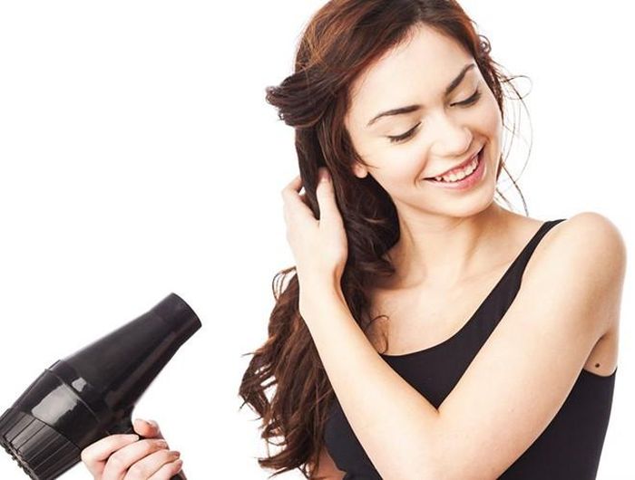  Việc lạm dụng máy sấy tóc là một trong những nguyên nhân khiến tóc yếu, xơ cứng và gãy rụng. Ngoài ra, thói quen bật nhiệt độ quá nóng khi sấy tóc có thể khiến các sợi tóc, chân tóc và da đầu dễ bị tổn thương, từ đó dẫn tới tình trạng rụng tóc 