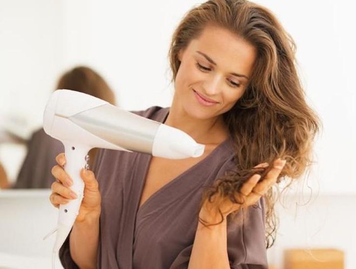  Do đó, bạn chỉ nên sử dụng máy sấy tóc những lúc thật sự cần thiết. Việc để mái tóc khô tự nhiên sau mỗi lần gội sẽ giảm thiểu những tác động xấu tới tóc của bạn 