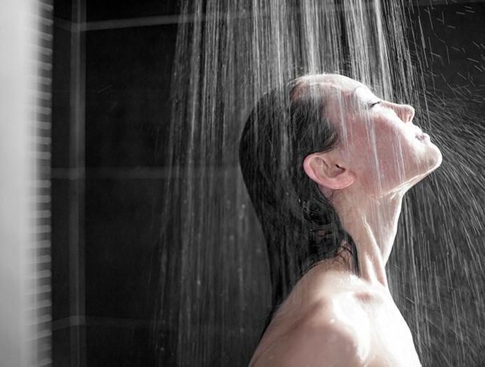  Nhiều người thường gội đầu bằng nước nóng. Tuy nhiên, đây lại là thói quen hủy hoại mái tóc của bạn 