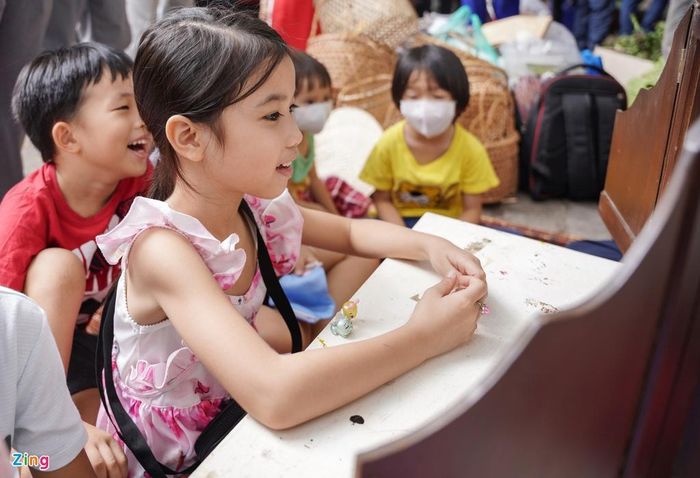  Một phụ huynh cho biết rất vui khi đưa con đến đây nghe kể chuyện bằng hình thức kịch giấy. Đây là một loại hình kể chuyện cũng như giáo dục cũ mà mới trong thời đại điện thoại, máy tính. 