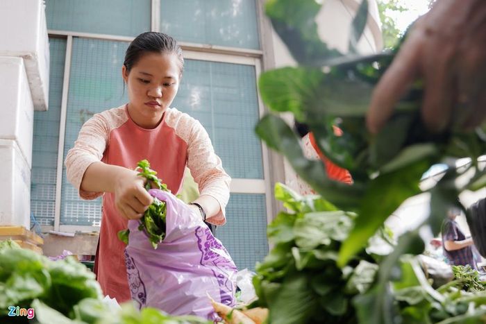  Lê Thị Huấn (23 tuổi) hiện vẫn là sinh viên nhưng do yêu thích mô hình phiên chợ này đã đến phụ người bạn bày bán tại quầy rau hơn 2 năm nay. “Chợ bày bán các loại rau, quả dân dã. Các sản phẩm được bày bán ở đây đều đảm bảo nguồn gốc tự nhiên, không phun thuốc, không chất hóa học”. 
